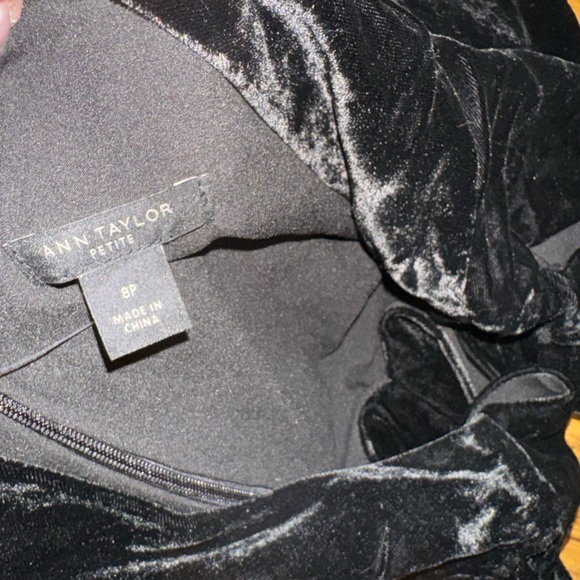 Ann Taylor Black Velvet Dress NWT size 8 petite - Picture 4 of 6